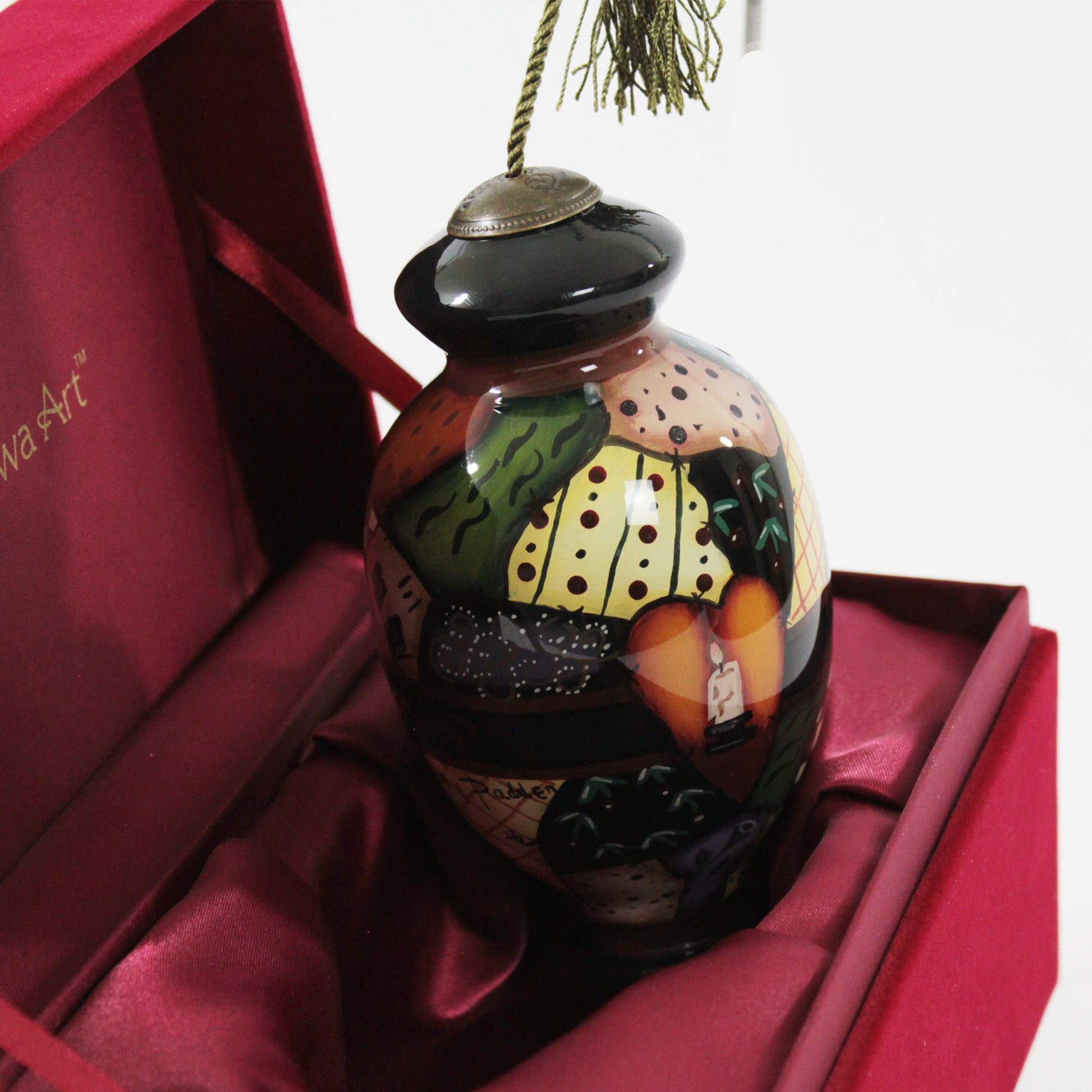 Threads of Friendship Ne’Qwa Art Ornament by artist Betty Padden close