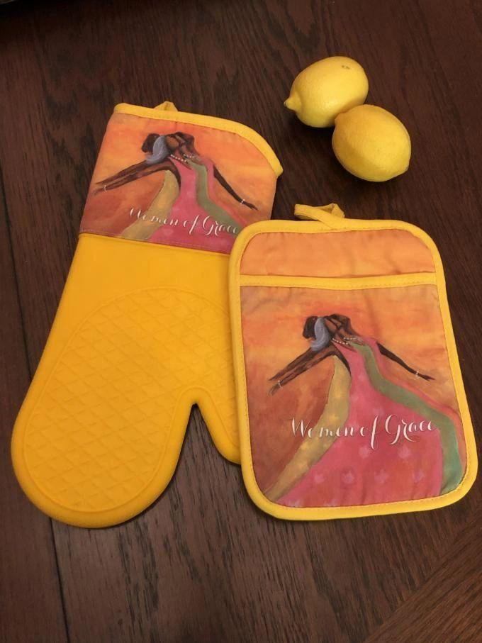 Women Of Grace Oven Mitt and Potholder Set